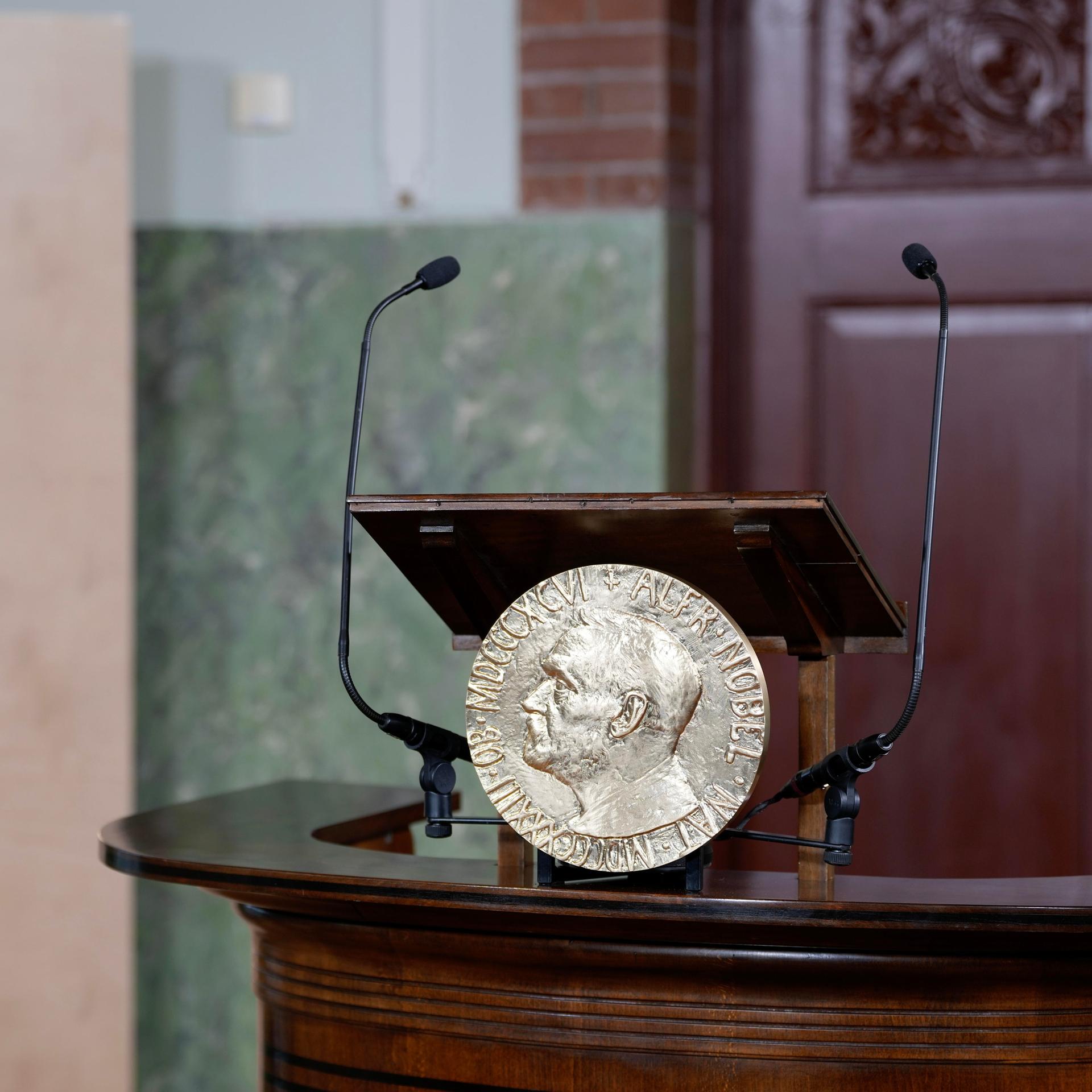 Von einer Tribüne aus wird das Nobelkomitee den Preisträger des Friedensnobelpreises bekanntgeben. 