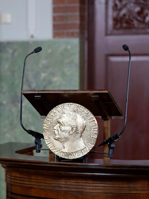Von einer Tribüne aus wird das Nobelkomitee den Preisträger des Friedensnobelpreises bekanntgeben. Von einer Tribüne aus wird das Nobelkomitee den Preisträger des Friedensnobelpreises bekanntgeben.
