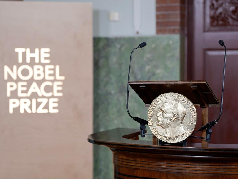 Von einer Tribüne aus wird das Nobelkomitee den Preisträger des Friedensnobelpreises bekanntgeben.