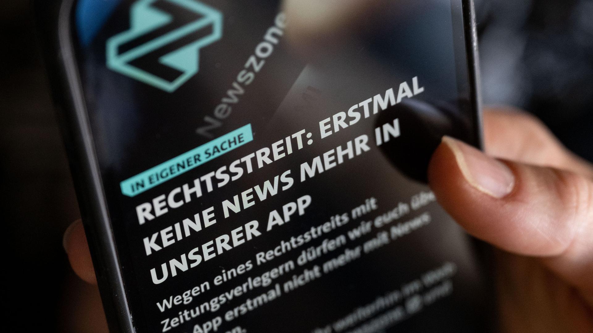 Ein Hinweis ist auf der Startseite der App "Newszone" zu sehen. Der Südwestrundfunk (SWR) legt wegen eines Rechtsstreits mit Verlagen sein App-Angebot vorerst auf Eis.