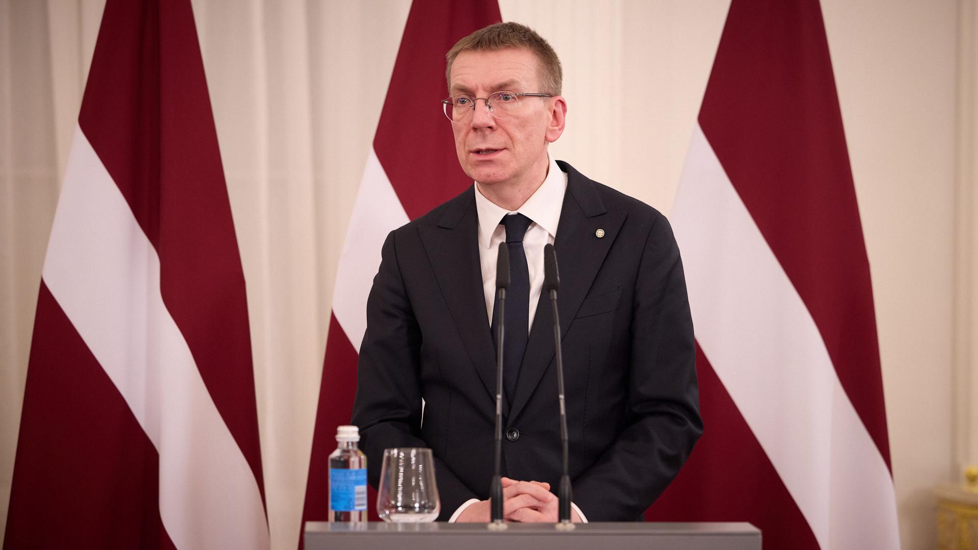 Lettlands Präsident Rinkevics steht am Rednerpult