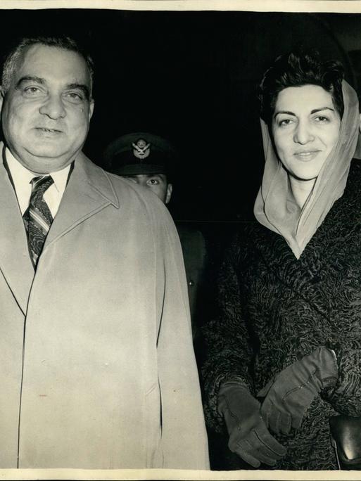 Iskander Mirza mit seiner Frau am Londoner Flughafen im Jahr 1957.