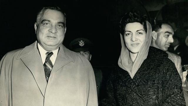 Iskander Mirza mit seiner Frau am Londoner Flughafen im Jahr 1957.
