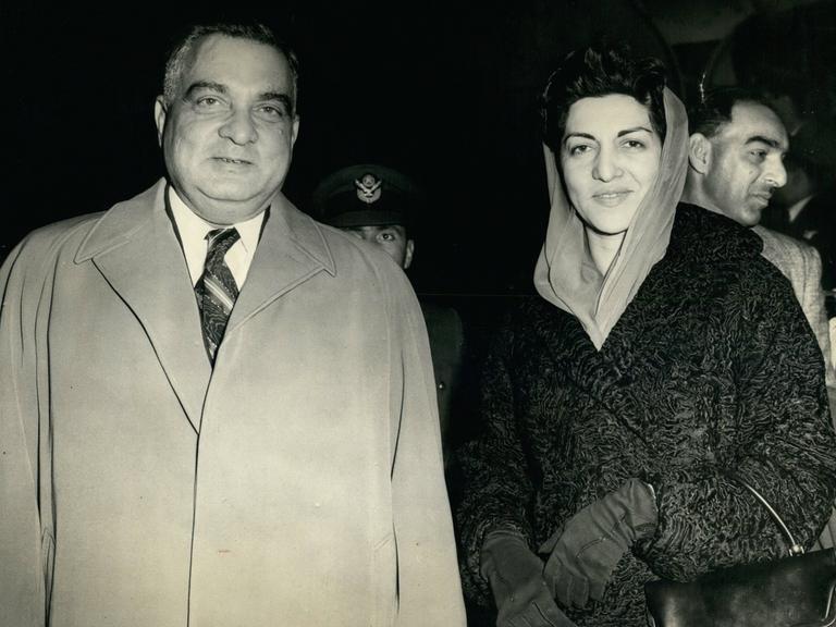 Iskander Mirza mit seiner Frau am Londoner Flughafen im Jahr 1957.