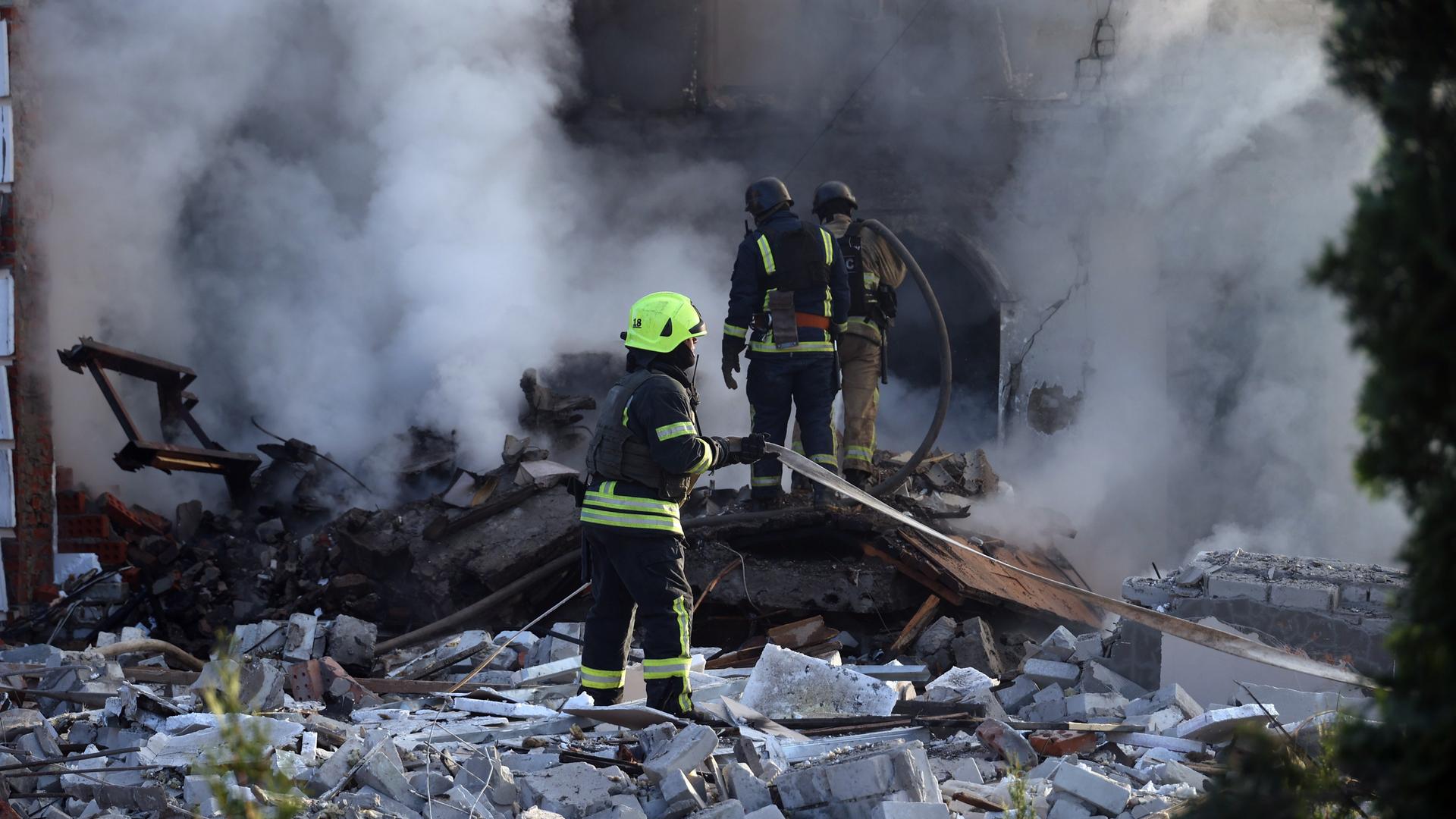 Nach einem russischen Raketenangriff auf Charkiw im Nordosten der Ukraine sind Rettungskräfte bei der Arbeit in einem Haus zu sehen. Nach einem russischen Raketenangriff auf Charkiw im Nordosten der Ukraine sind Rettungskräfte bei der Arbeit in einem Haus zu sehen.