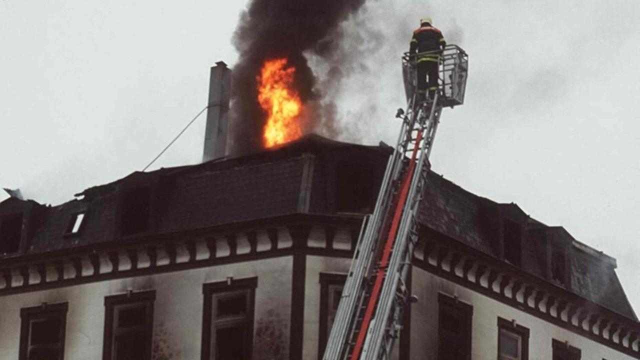 Brandanschlag auf eine Unterkunft für Geflüchtete in Lübeck am 18. Januar 1996: Bild der Löscharbeiten am brennenden Haus.