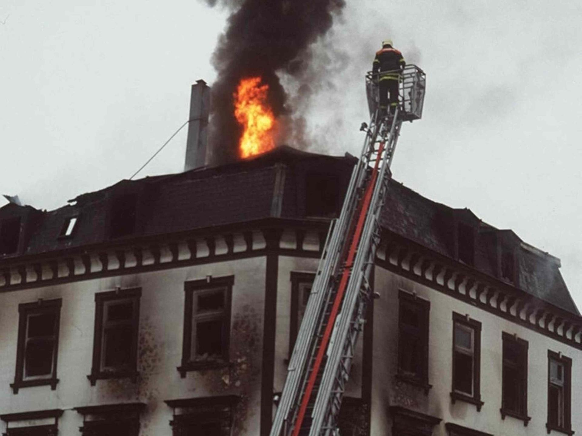 Brandanschlag auf eine Unterkunft für Geflüchtete in Lübeck am 18. Januar 1996: Bild der Löscharbeiten am brennenden Haus.