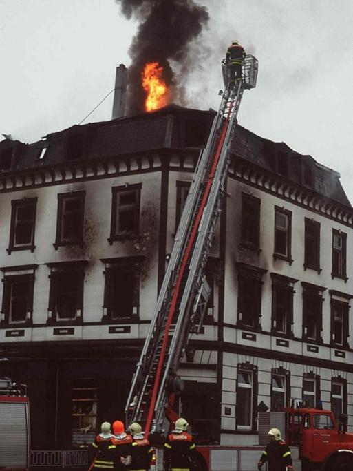 Brandanschlag auf eine Unterkunft für Geflüchtete in Lübeck am 18. Januar 1996: Bild der Löscharbeiten am brennenden Haus.