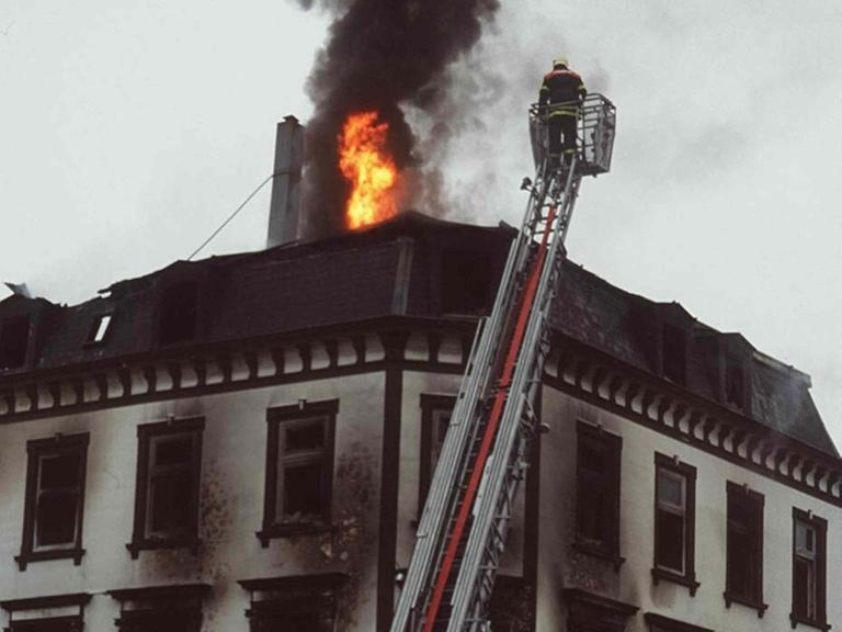 Brandanschlag auf eine Unterkunft für Geflüchtete in Lübeck am 18. Januar 1996: Bild der Löscharbeiten am brennenden Haus.