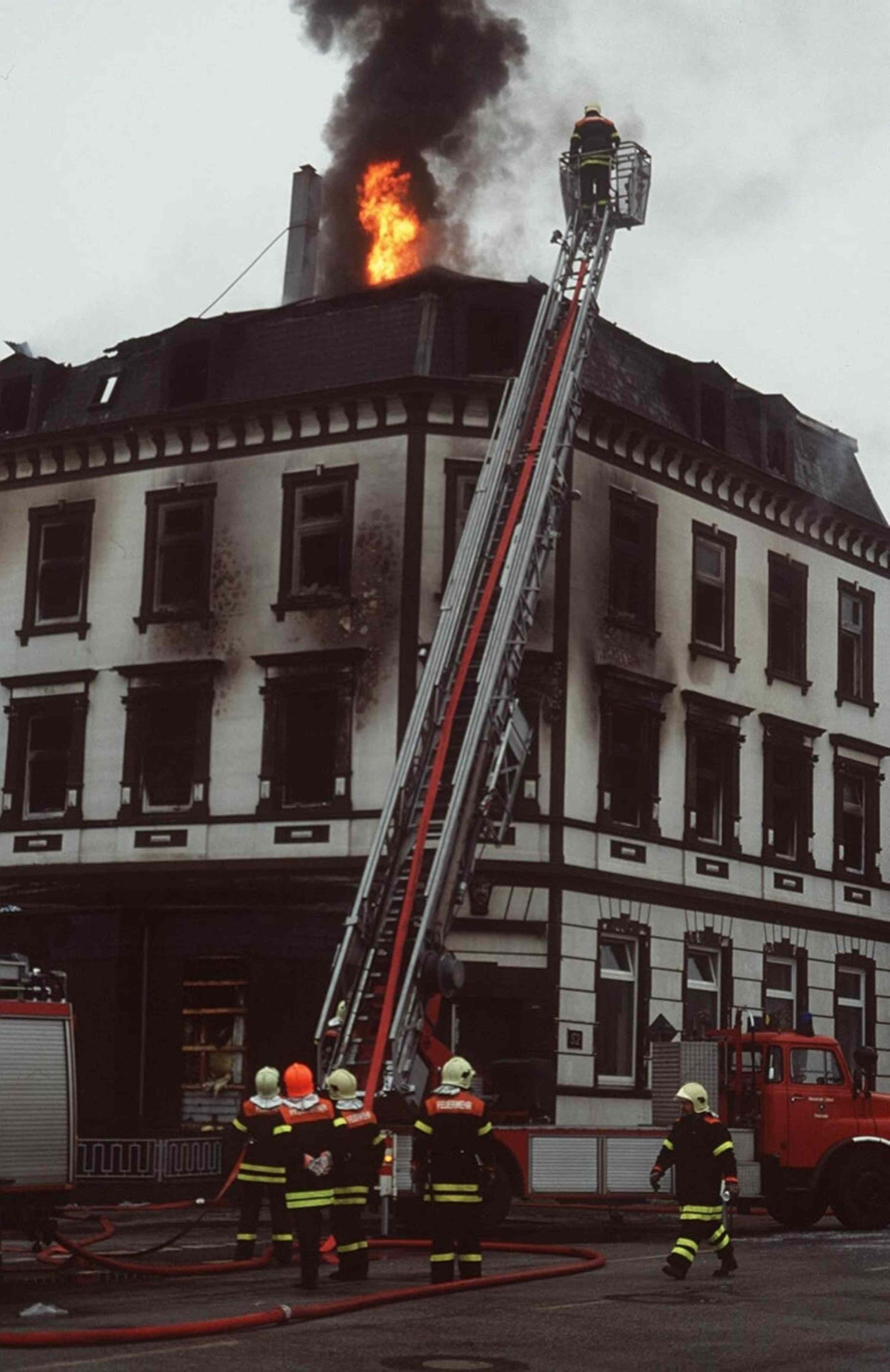 Brandanschlag auf eine Unterkunft für Geflüchtete in Lübeck am 18. Januar 1996: Bild der Löscharbeiten am brennenden Haus.