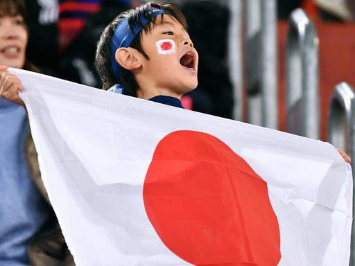 Ein junger Fan feuert die japanische FußballNationalmannschaft an.