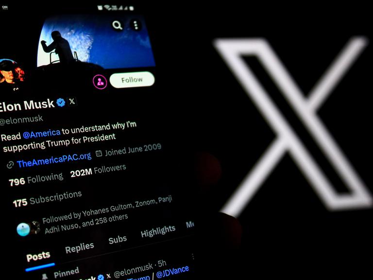 In dieser Fotoillustration wird das X-Kontoprofil von Elon Musk auf einem Smartphone mit einem X-Logo im Hintergrund angezeigt.