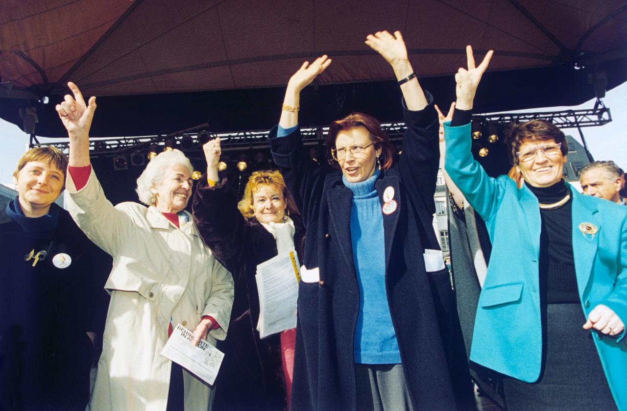 Angela Merkel (CDU), Hildegard Hamm-Brücher (FDP), Ursula Engelen-Kefer (DGB) Heidemarie Wieczorek-Zeul (SPD) und Rita Süssmuth (CDU) demonstrieren 1994 in Bonn für mehr Beteiligung von Frauen in allen gesellschaftlichen Bereichen.