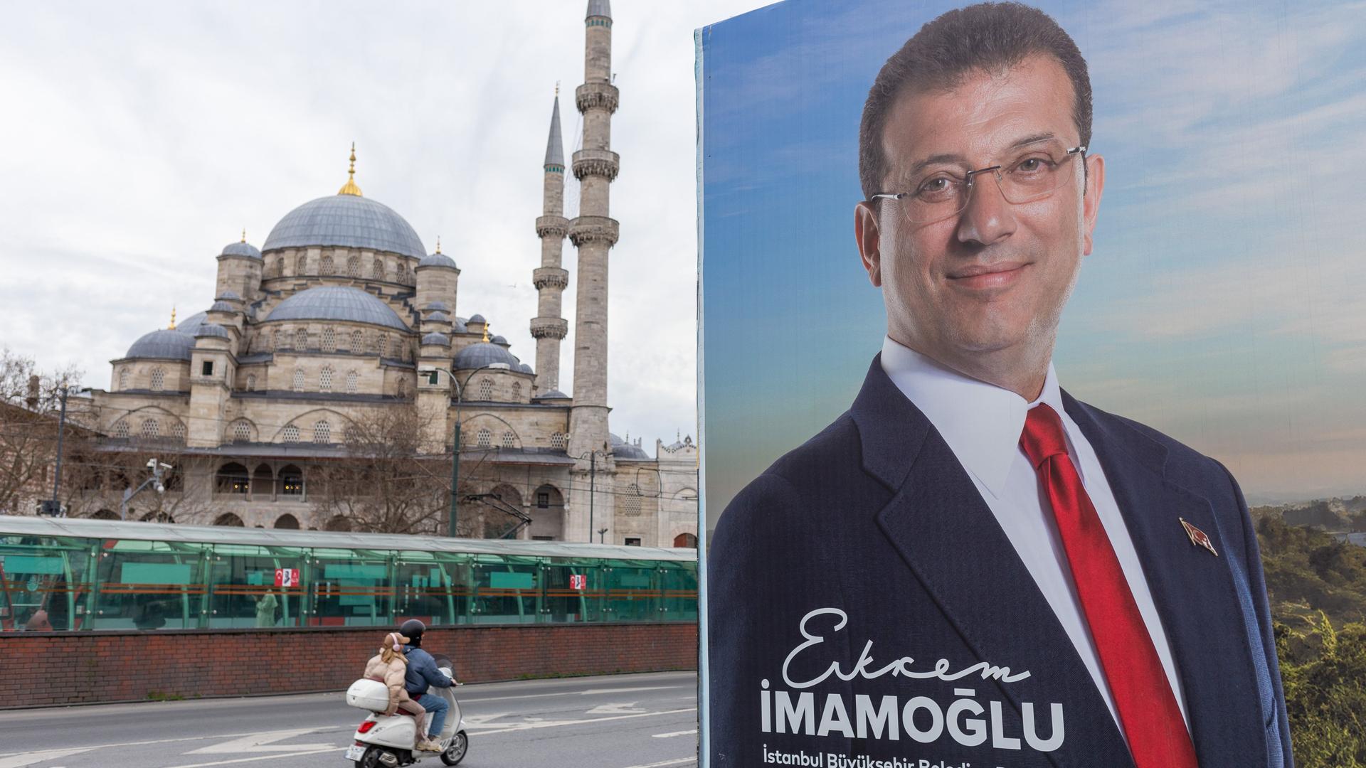 Ein Wahlkampfplakat des Bürgermeisters von Istanbul. Im Hintergrund eine Moschee.