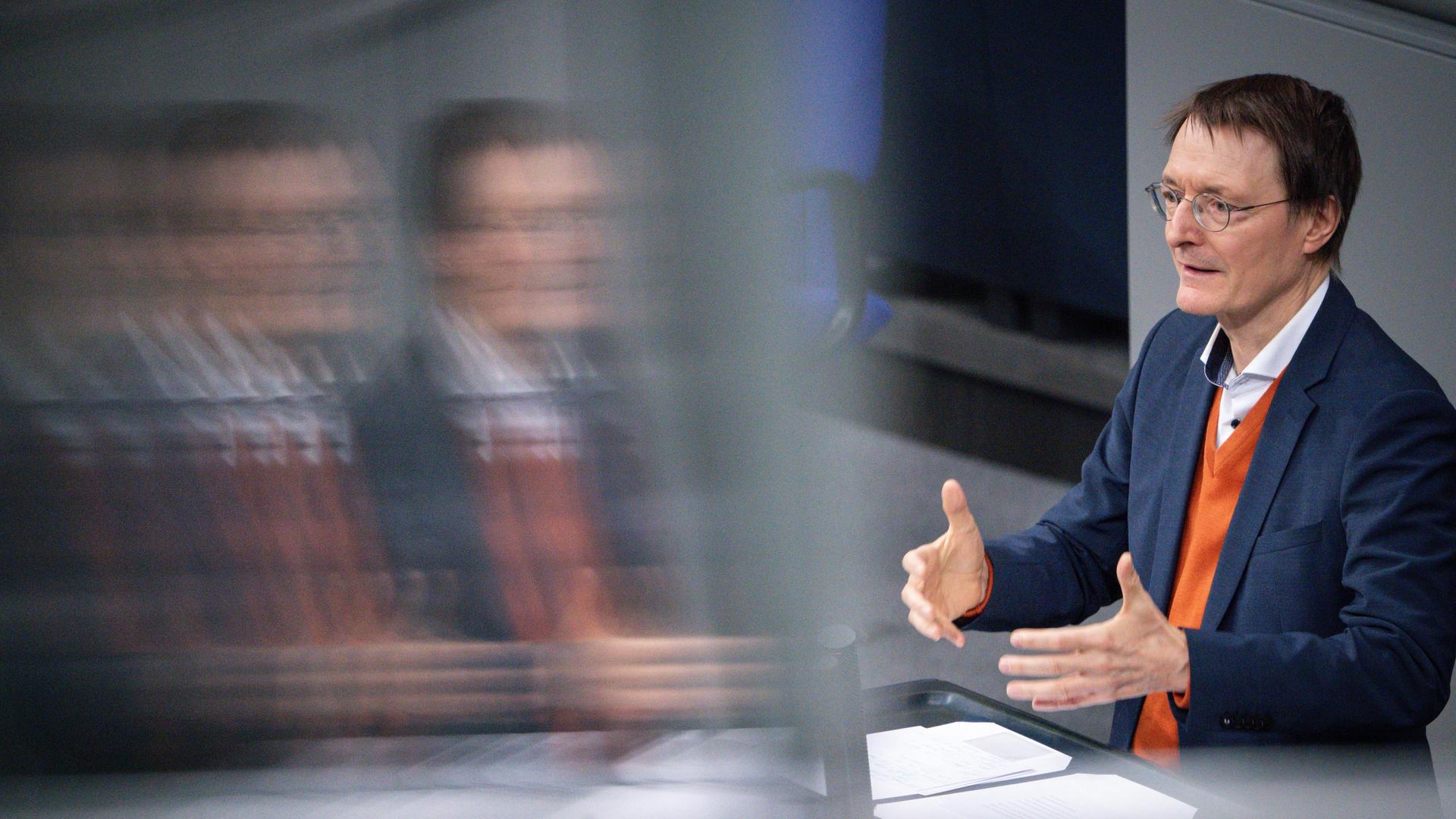 Karl Lauterbach (SPD), Bundesgesundheitsminister, steht am Rednerpult im Deutschen Bundestag.