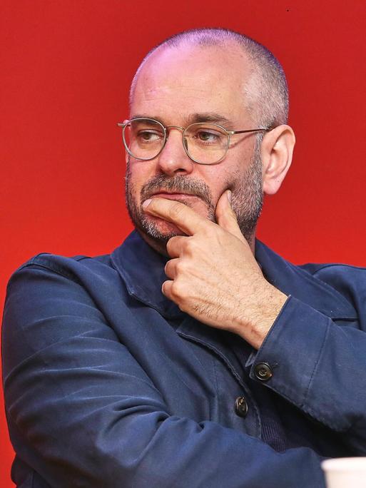 Jonas Lüscher schaut nachdenklich zur Seite, er hält die linke Hand am Kinn.