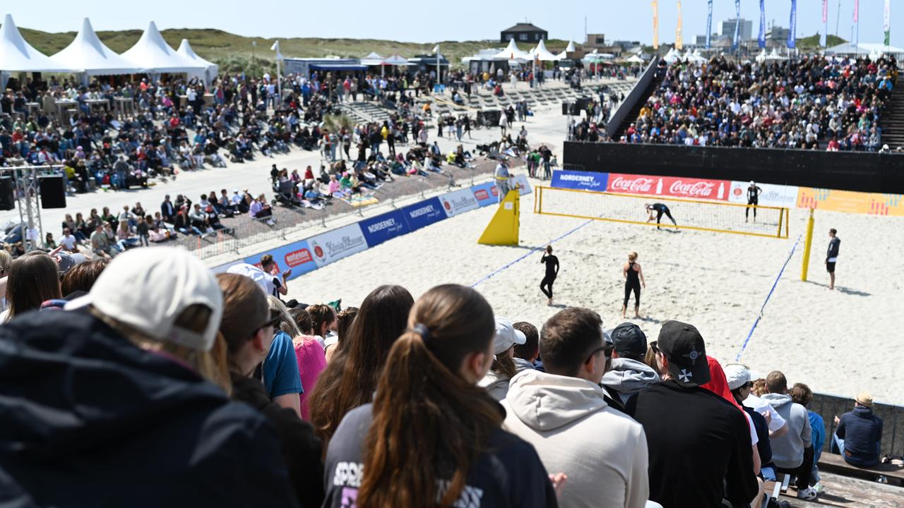 Ein Beachvolleyball-Spiel auf Norderney. Auf den Tribünen sitzen viele Zuschauerinnen und Zuschauer. 