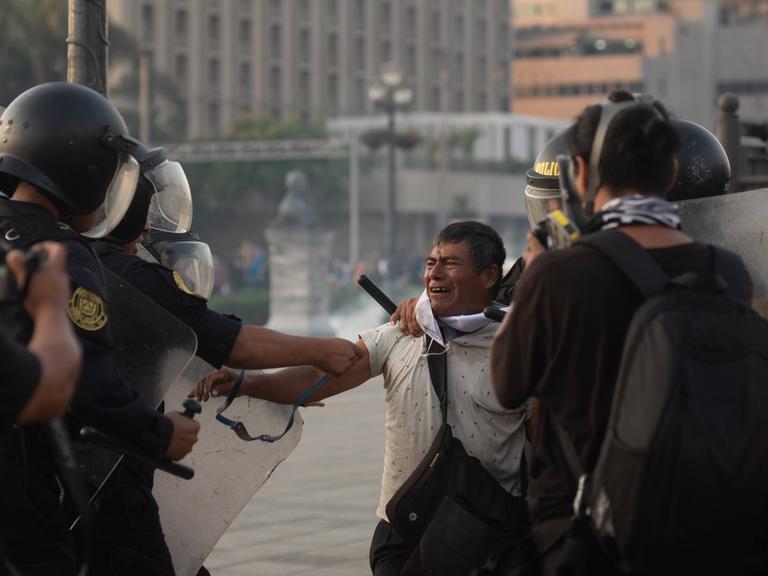 January 26, 2023, Lima, Peru: A man is surrounded and attacked by the Peruvian national police. The man screams in pain at the excessive force with which he is detained. Lima Peru - ZUMAqp1_ 20230126_zip_qp1_008 Copyright: xHectorxAdolfoxQuintanarxPerezx