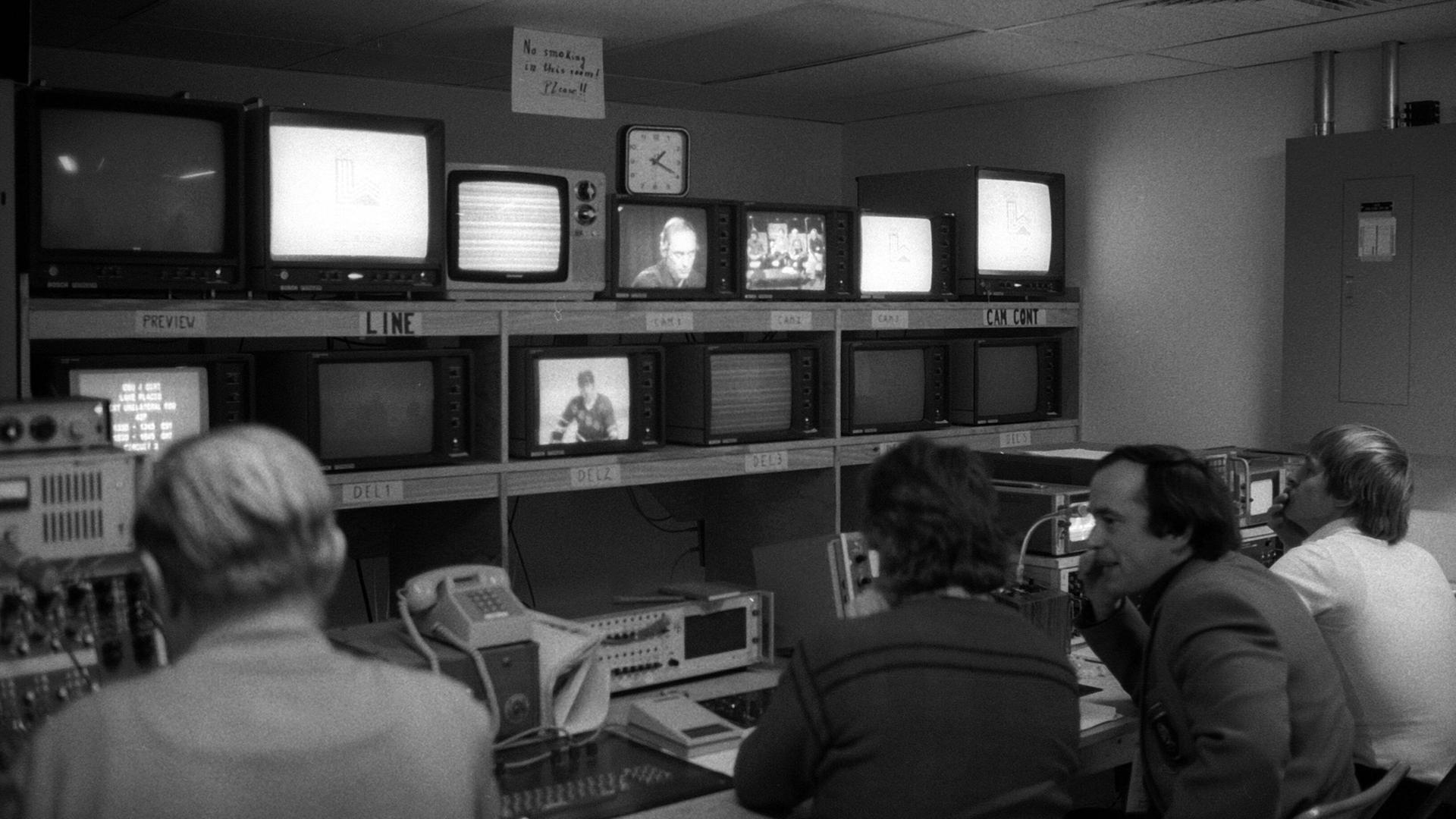 Mitarbeiter der Bildregie des DDR Fernsehens stellen im Schaltraum die Fernsehbilder zusammen