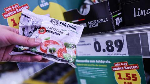 Köln: Zwei Preisschilder hängen im Kühlregal in einem Penny-Markt vor einem Karton mit Mozzarella.