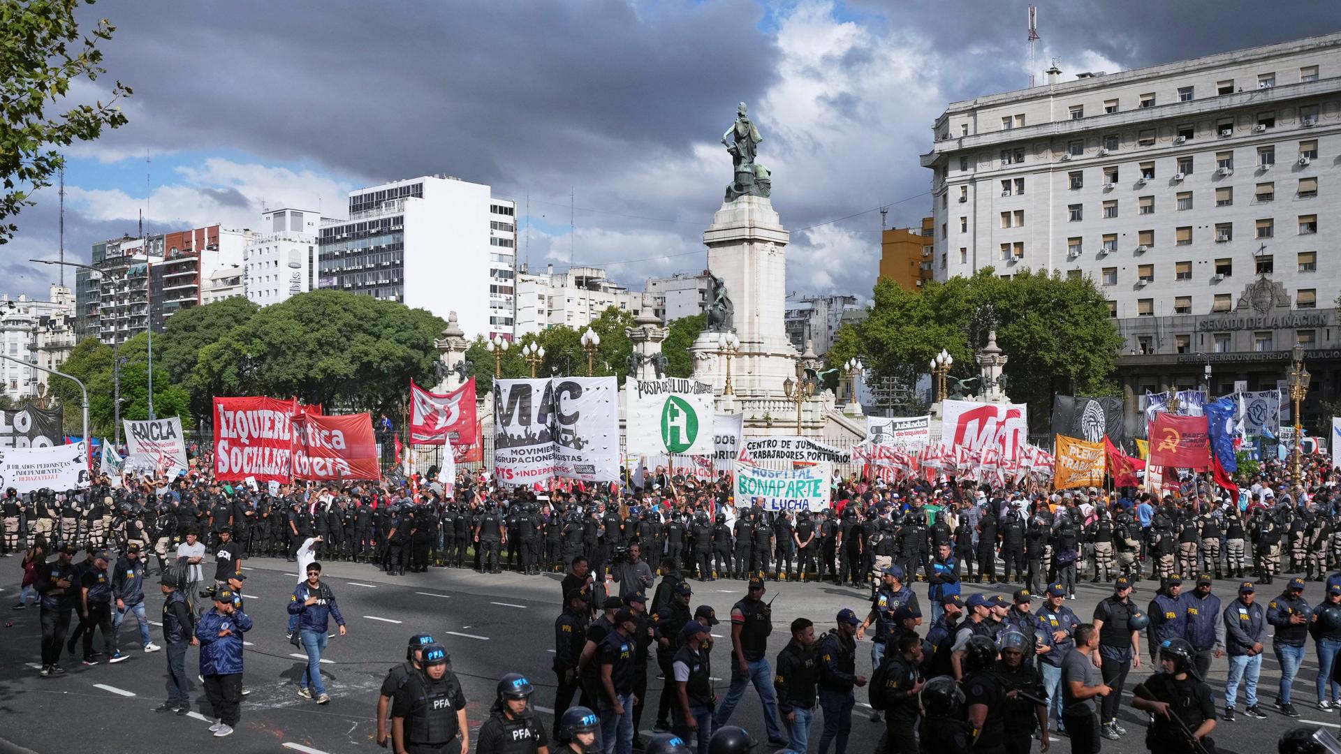 Argentinische Rentner protestieren in Buenos Aires gegen den Kurs der Regierung Milei
        12.03.2025, AP Photo/Natacha Pisarenko