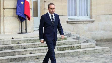 Der französische Premierminister Sebastien Lecornu geht vor dem Hotel Matignon in Paris.