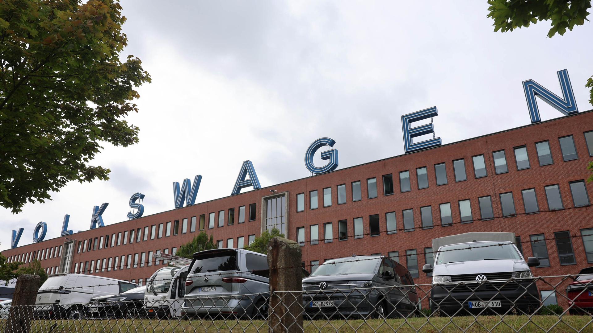 Der Volkswagenschriftzug auf einem VW-Werk