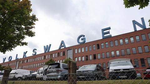 Der Volkswagenschriftzug auf einem VW-Werk