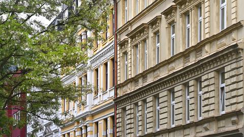 Die Fassade eines Altbaugebäudes