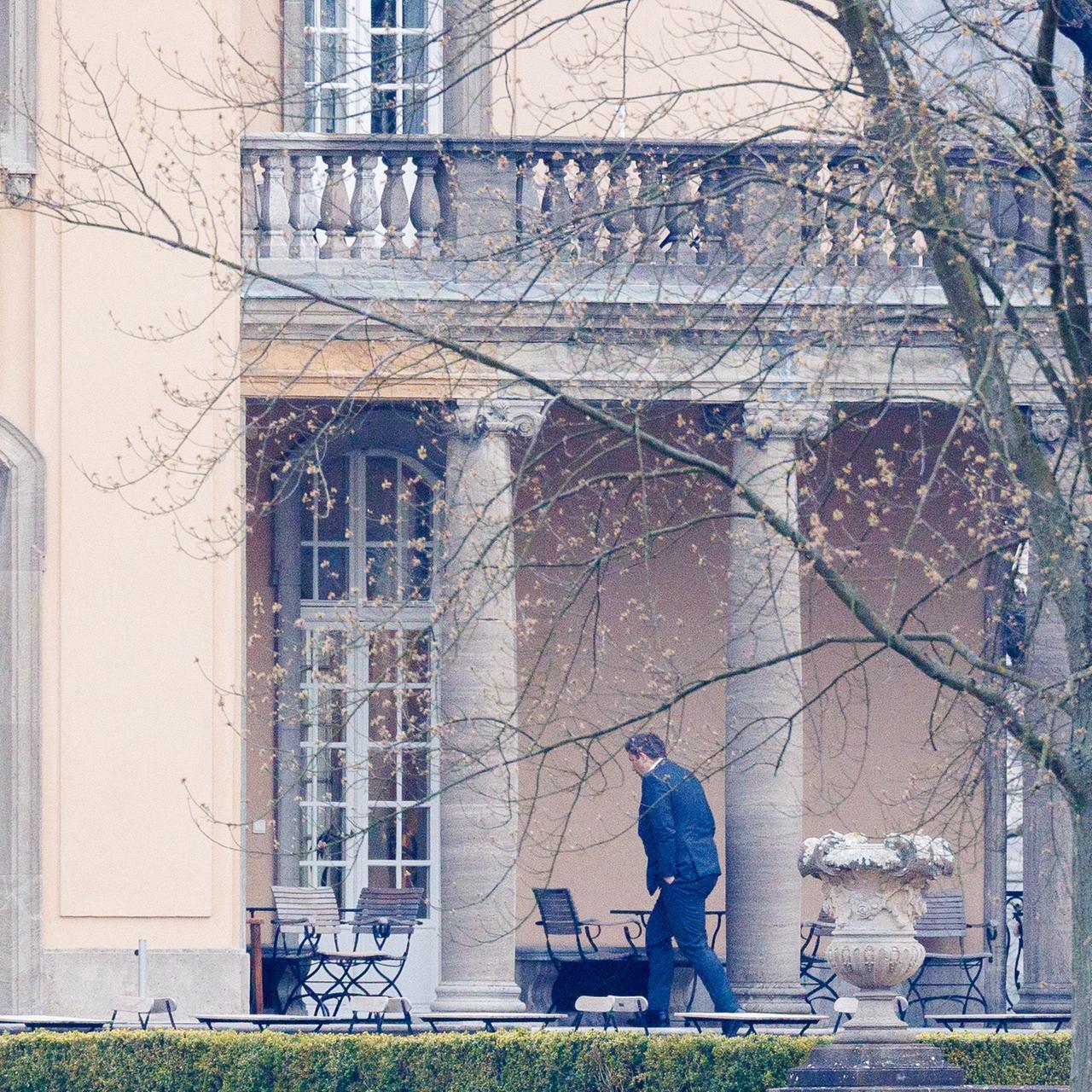 Lars Klingbeil (SPD), Bundesminister der Finanzen, bei den Beratungen der Koalitionsspitzen in der Villa Borsig über Entlastungen wegen der Energiepreise und die anstehenden Reformen.