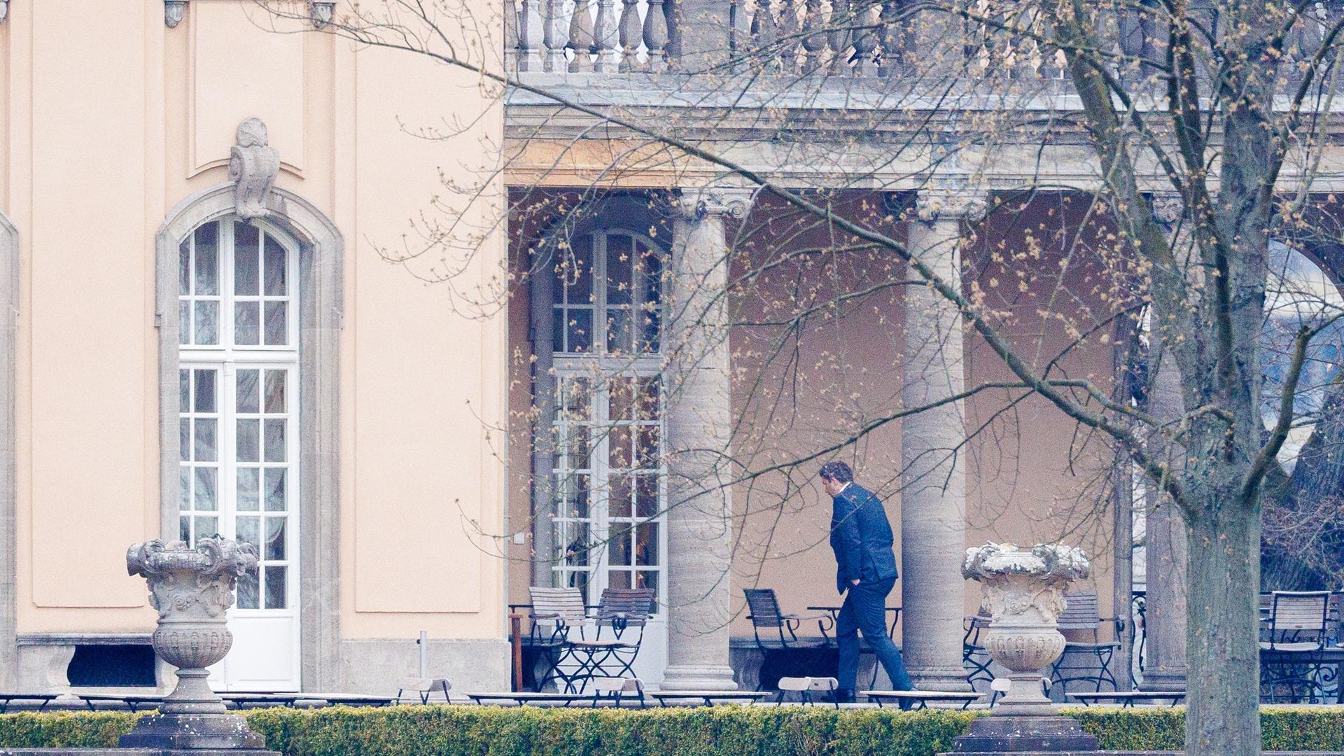 Lars Klingbeil (SPD), Bundesminister der Finanzen, bei den Beratungen der Koalitionsspitzen in der Villa Borsig über Entlastungen wegen der Energiepreise und die anstehenden Reformen.