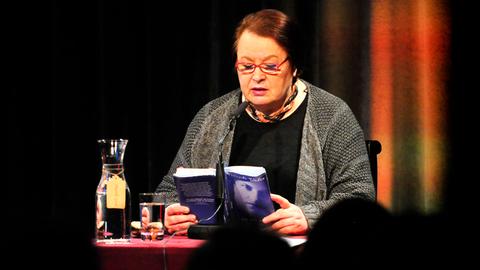 Die Autorin Natascha Wodin liest auf einem Podium aus ihrem Buch.