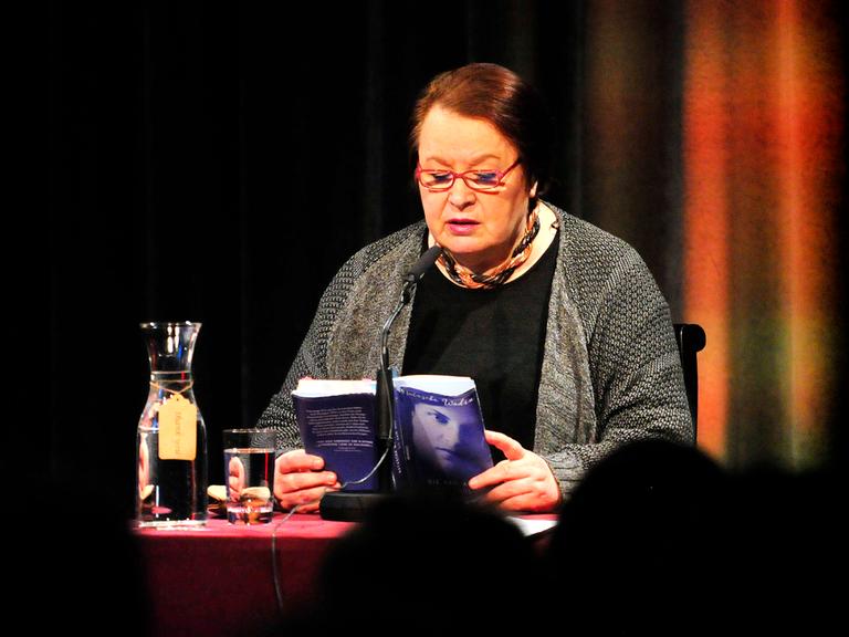 Die Autorin Natascha Wodin liest auf einem Podium aus ihrem Buch.