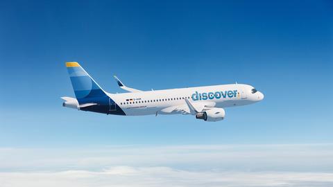 Ein Flugzeug der Fluggesellschaft Discover Airlines fliegt.