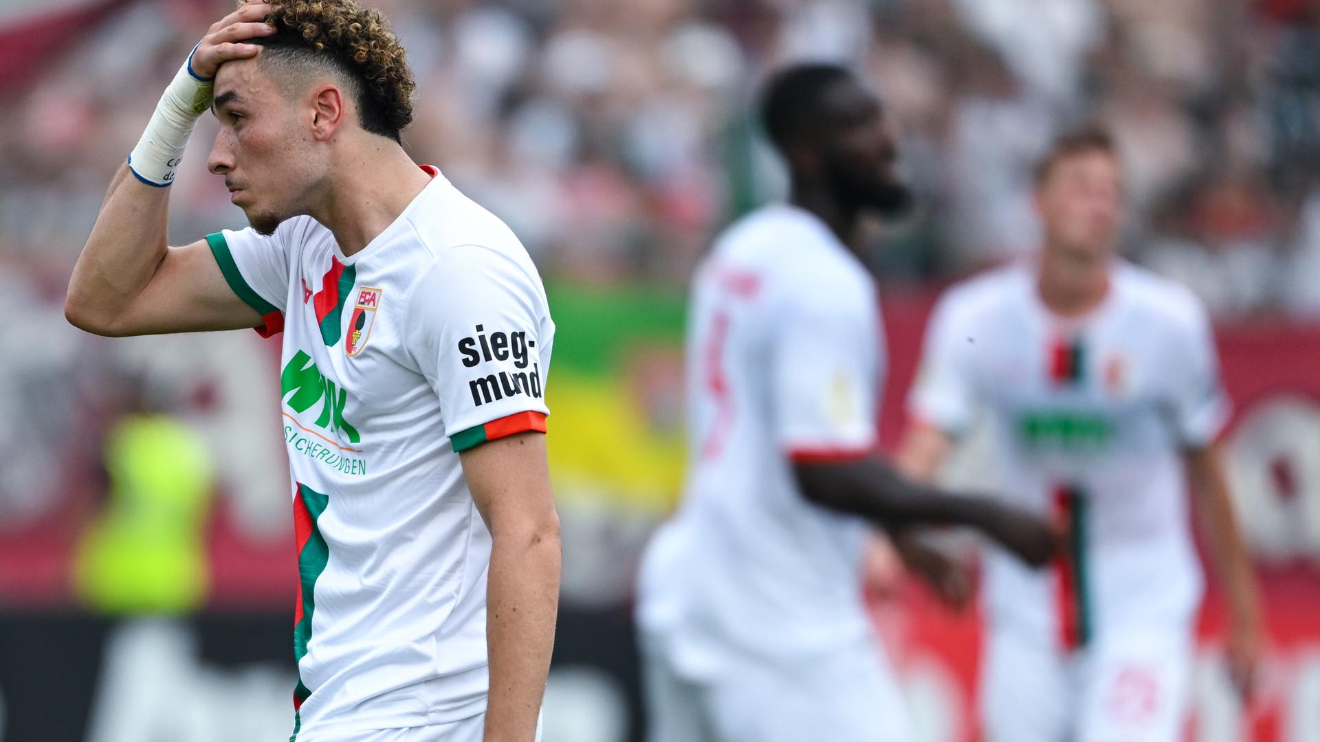 Ruben Vargas von Augsburg greift sich enttäuscht an den Kopf. Ruben Vargas von Augsburg greift sich enttäuscht an den Kopf.
