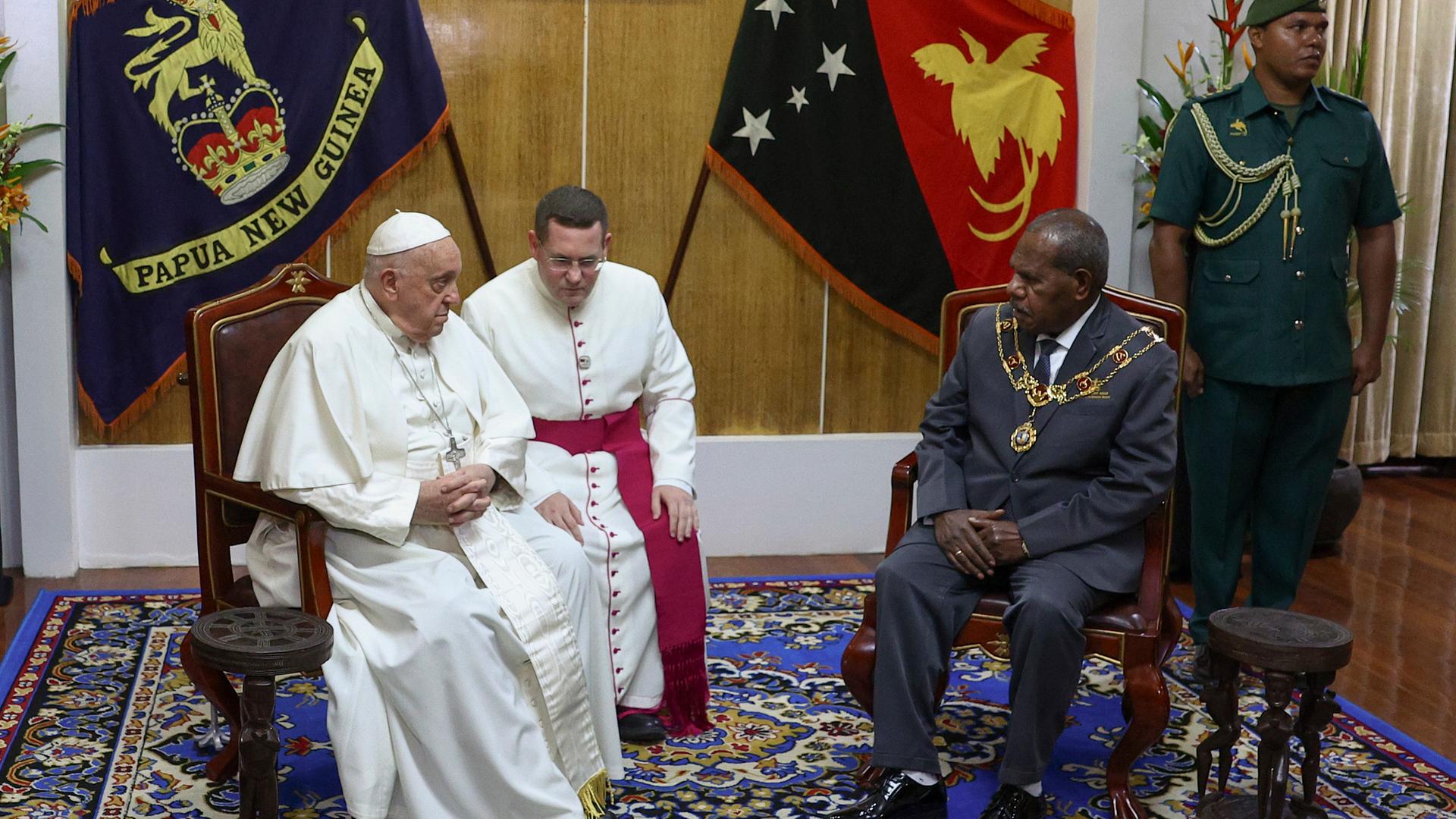 Papst Franziskus und der Generalgouverneur von Papua-Neuguinea, Sir Bob Dadae, im Government House in Port Moresby