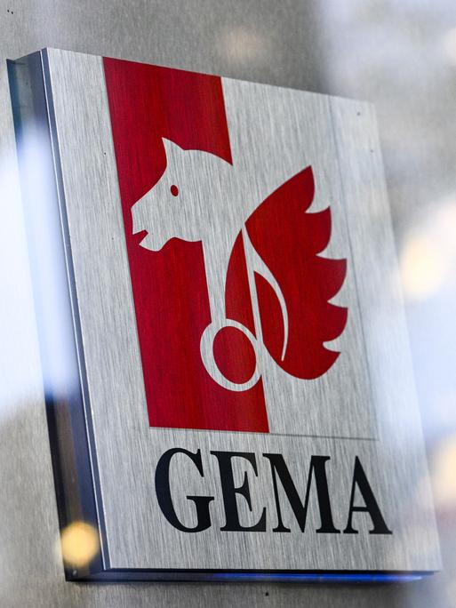 Das Logo und der Schriftzug der GEMA (Gesellschaft für musikalische Aufführungs- und mechanische Vervielfältigungsrechte) am Sitz der Generaldirektion Berlin in der Bayreuther Straße.