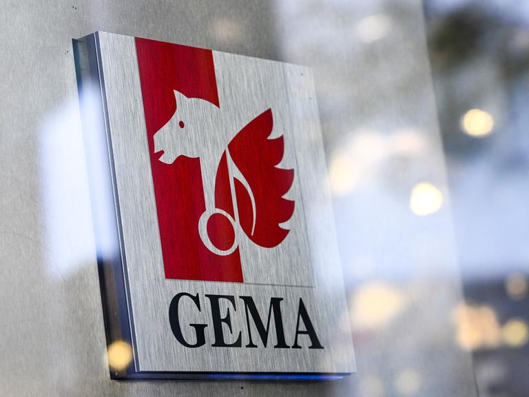 Das Logo und der Schriftzug der GEMA (Gesellschaft für musikalische Aufführungs- und mechanische Vervielfältigungsrechte) am Sitz der Generaldirektion Berlin in der Bayreuther Straße.