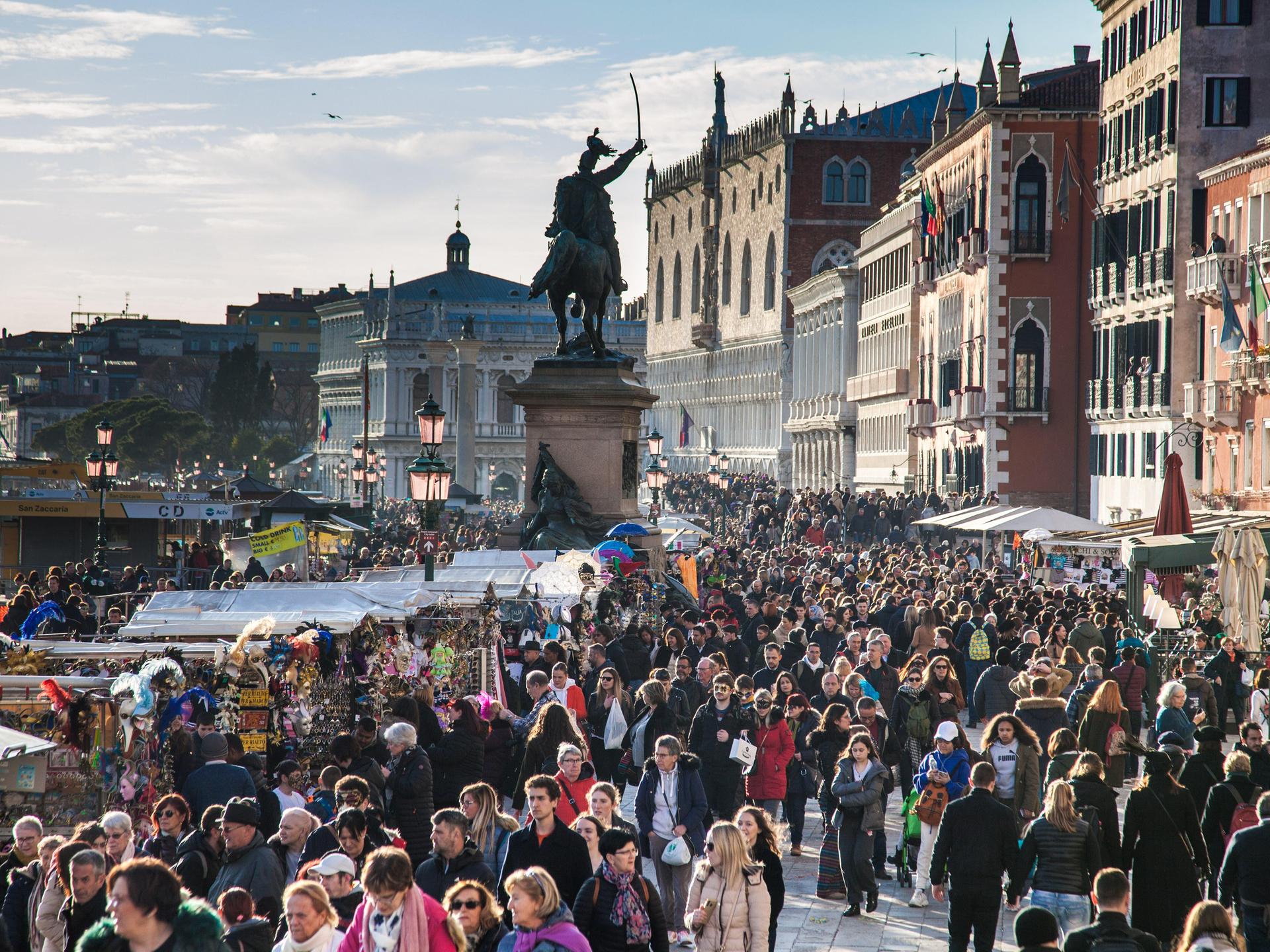 Enorme Menschenmengen in Venedig rund um Seufzerbrücke und den Markusplatz