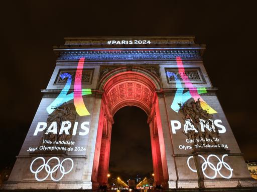 Der illuminierte Triumphbogen in Paris 