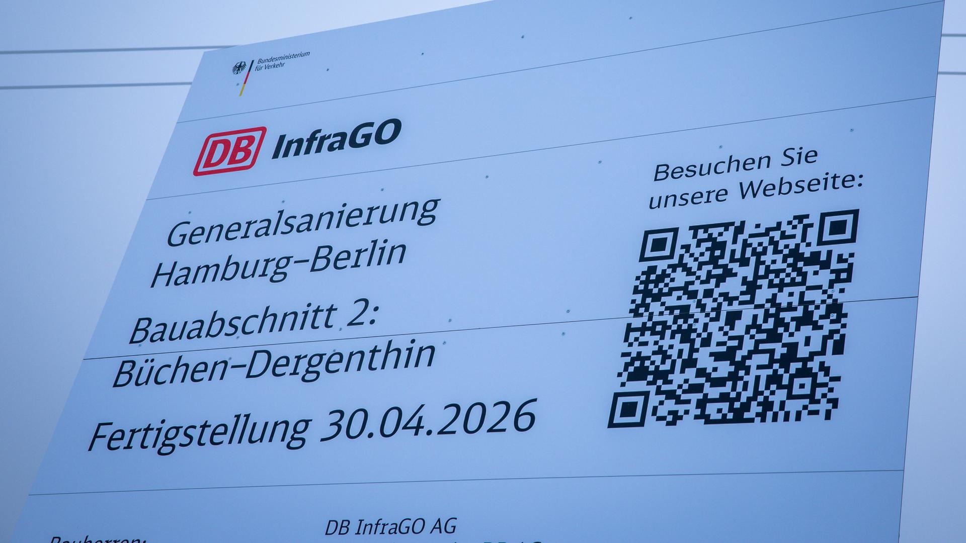 Auf einem Baustellenschild der Deutschen Bahn (DB) wird das Fertigstellungsdatum 30.04.2026 angegeben.