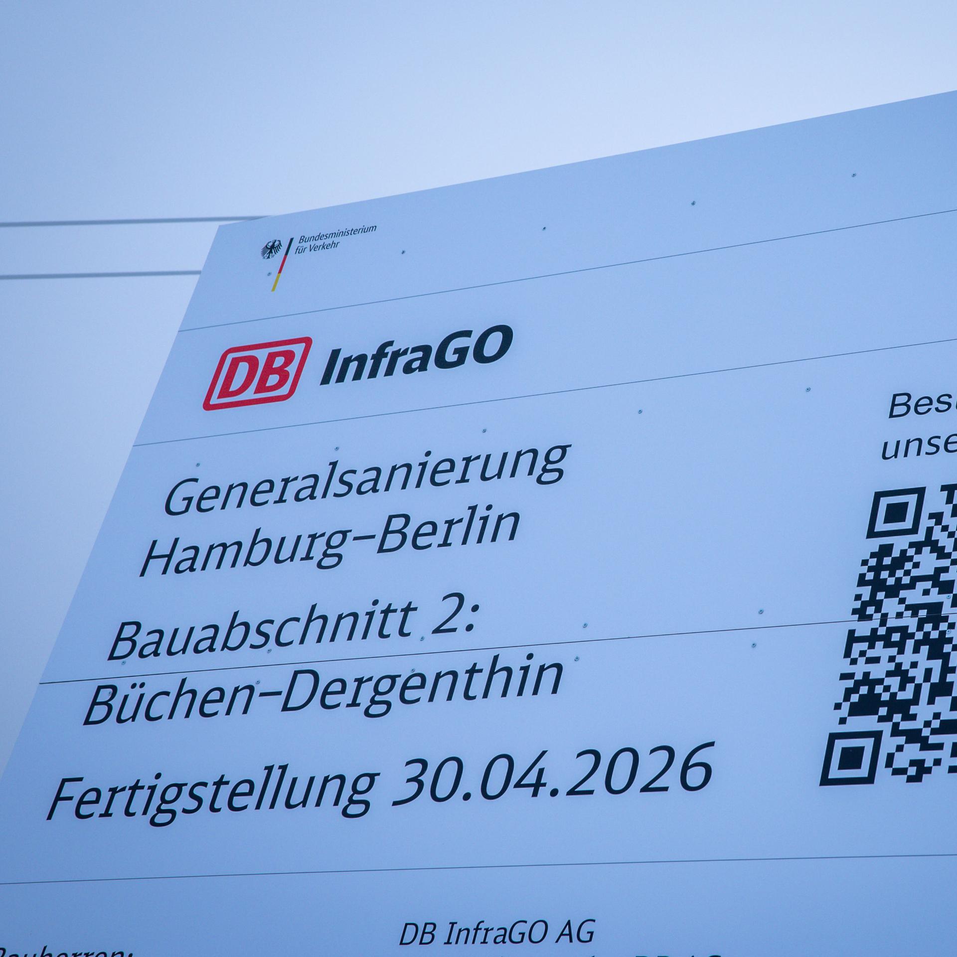 Auf einem Baustellenschild der Deutschen Bahn (DB) wird das Fertigstellungsdatum 30.04.2026 angegeben.