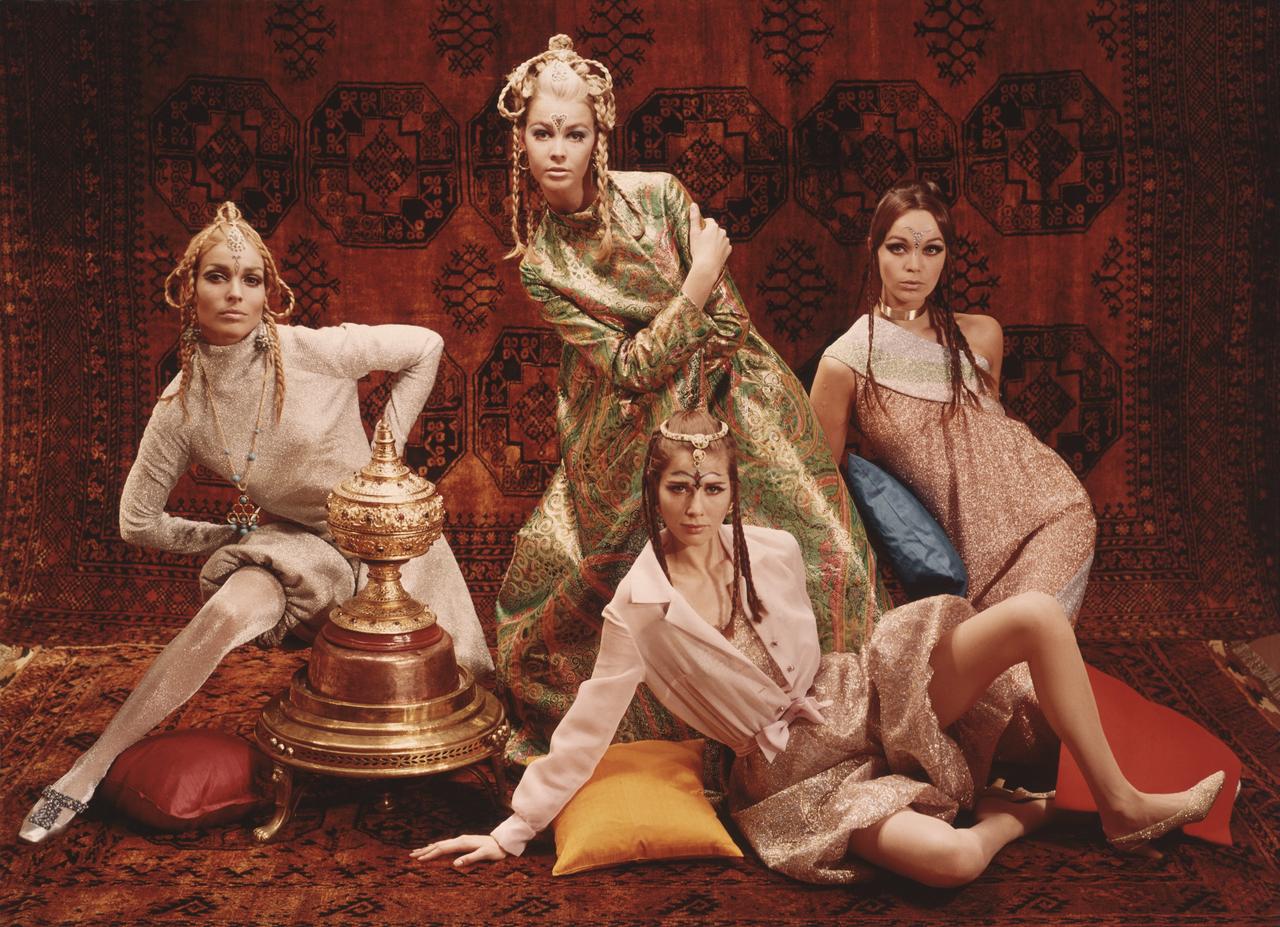 Vier weibliche Models posieren in extravagant-orientalisch anmutenden Outfits.