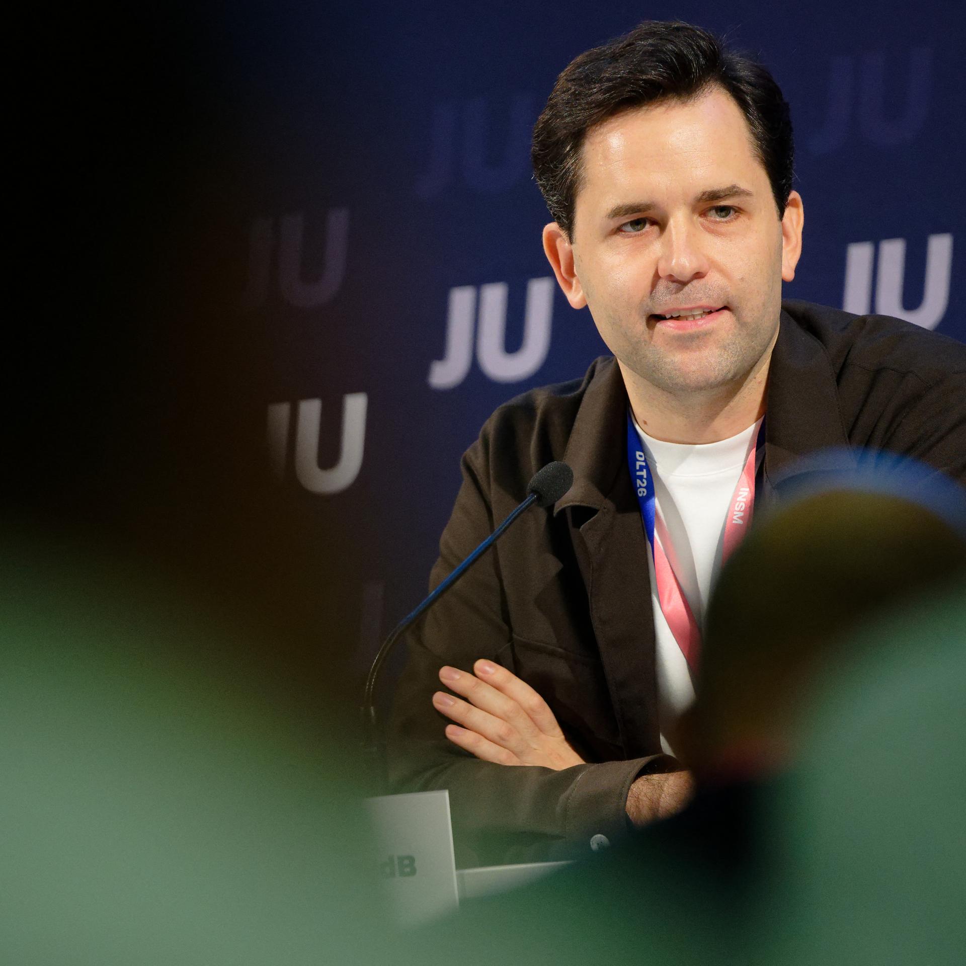 Johannes Winkel, Bundesvorsitzender der Jungen Union, sitzt an einem Tisch.