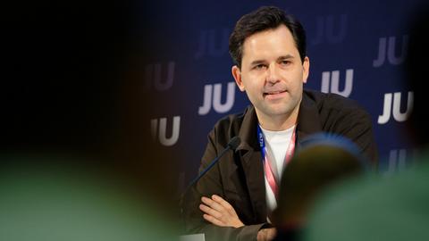 Johannes Winkel, Bundesvorsitzender der Jungen Union, sitzt an einem Tisch.