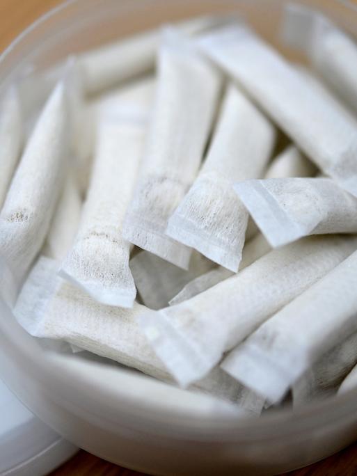 Eine Dose mit kleinen weißen Nikotinbeuteln auf einem Tisch (Symbolbild)