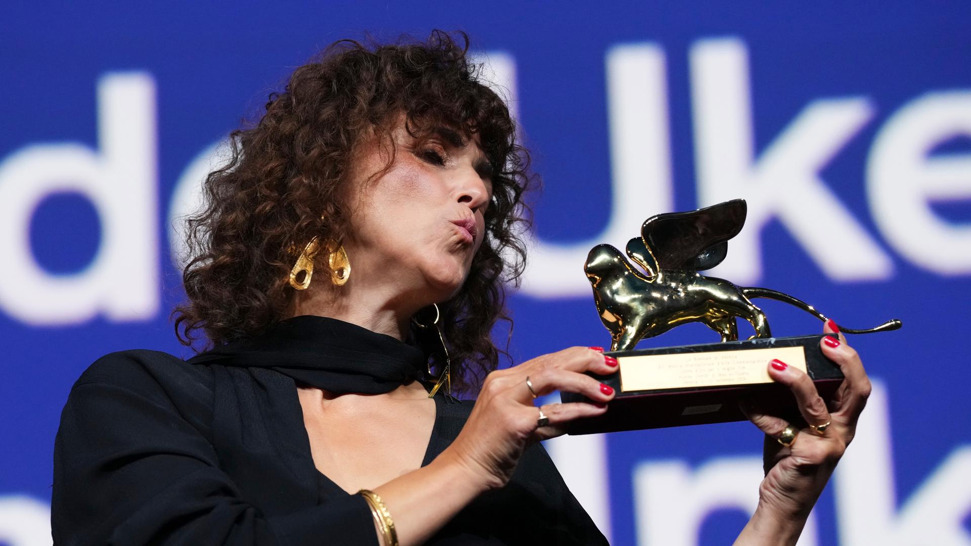 Regisseurin May el-Toukhy posiert mit dem Goldenen Löwen für ihren Film "Woman Unknown".