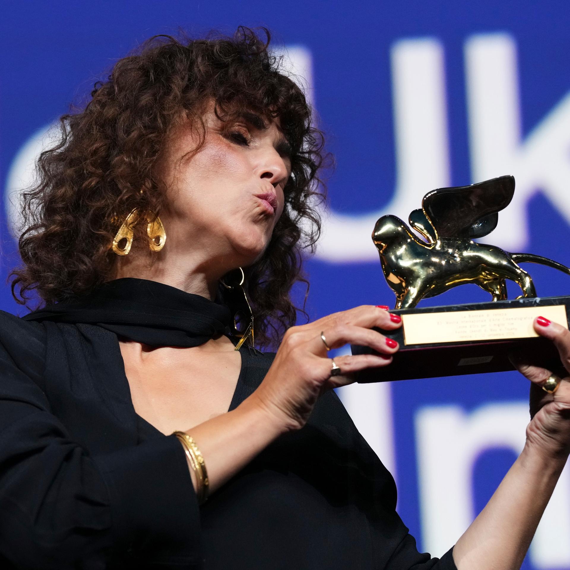 Regisseurin May el-Toukhy posiert mit dem Goldenen Löwen für ihren Film "Woman Unknown".