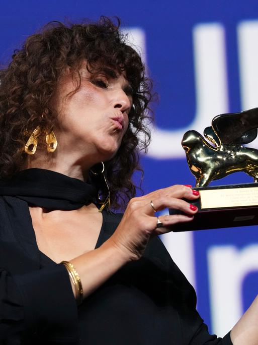 Regisseurin May el-Toukhy posiert mit dem Goldenen Löwen für ihren Film "Woman Unknown". Regisseurin May el-Toukhy posiert mit dem Goldenen Löwen für ihren Film "Woman Unknown".