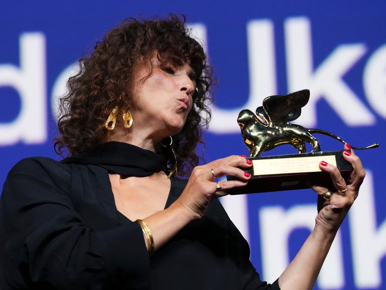Regisseurin May el-Toukhy posiert mit dem Goldenen Löwen für ihren Film "Woman Unknown". Regisseurin May el-Toukhy posiert mit dem Goldenen Löwen für ihren Film "Woman Unknown".
